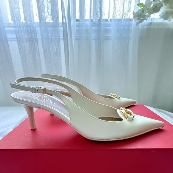 Valentino Women's Cream and Gold Pointed Heels - Picture 4 of 17